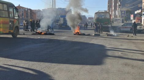 Bloqueo de choferes por combustible en la avenida Juan Pablo II