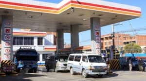 YPFB despacha combustible para reducir filas en La Paz y El Alto
