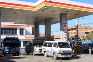 YPFB despacha combustible para reducir filas en La Paz y El Alto
