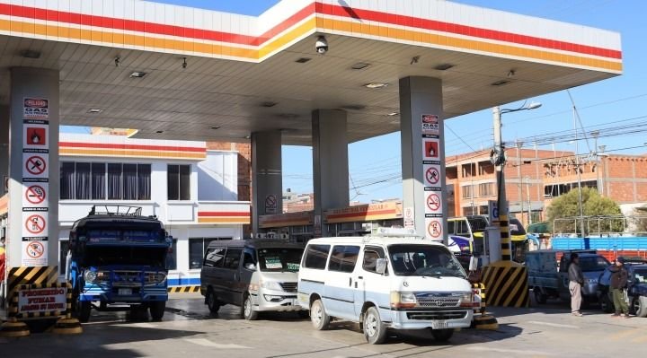 YPFB despacha combustible para reducir filas en La Paz y El Alto