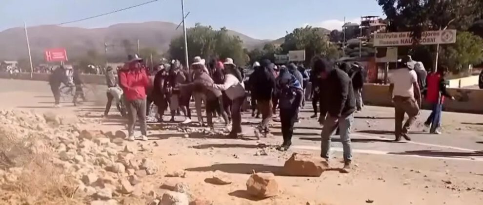 Desbloqueo en Tarata por vecinos de Valle Alto