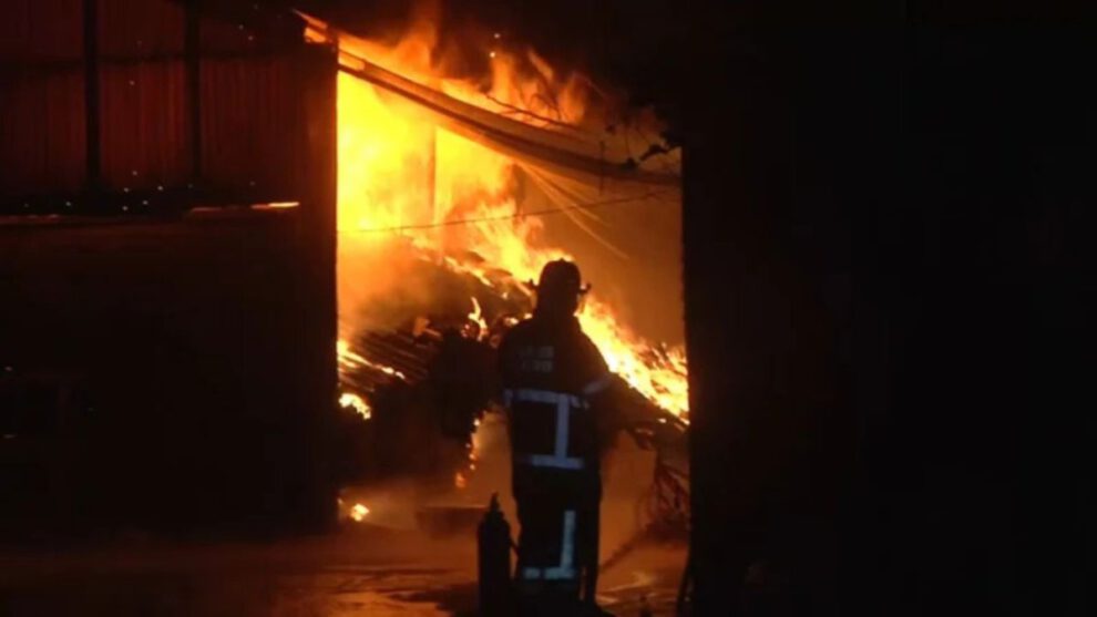 Incendio en Cochabamba consume carpintería