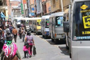 Transporte público en Sucre paralizado por conflicto tarifario