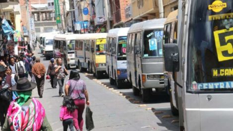 Transporte público en Sucre paralizado por conflicto tarifario