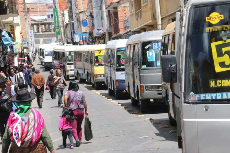 Transporte público en Sucre paralizado por conflicto tarifario