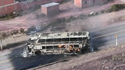 Bus incendiado en Llallagua