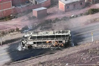 Bus incendiado en Llallagua