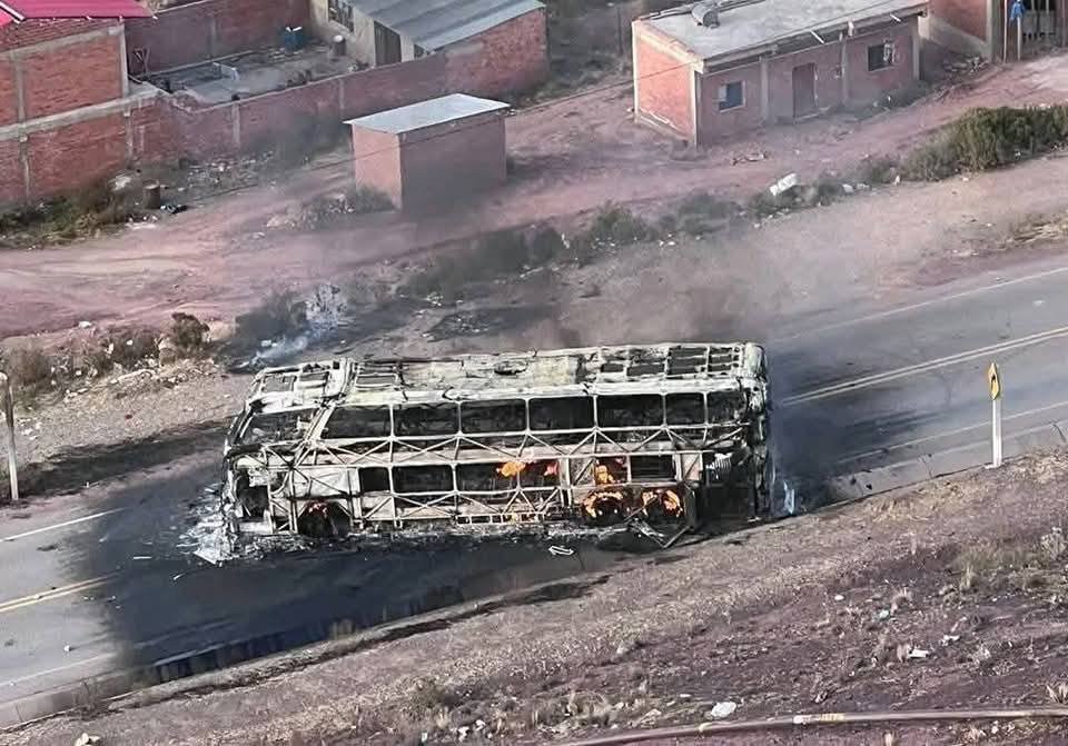Bus incendiado en Llallagua