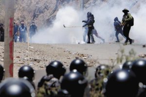 Despeje de la vía tras gasificación de manifestantes