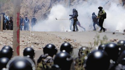 Despeje de la vía tras gasificación de manifestantes