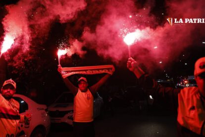 Hinchas de Flamengo despiden al equipo que viaja al Mundial de Clubes
