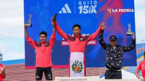Héctor Garibay en el podio tras ocupar el segundo lugar en la Quito 15K Race