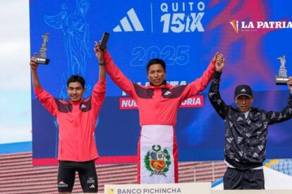 Héctor Garibay en el podio tras ocupar el segundo lugar en la Quito 15K Race