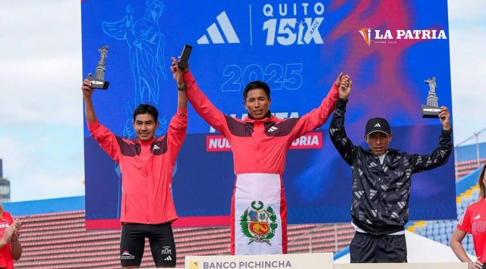 Héctor Garibay en el podio tras ocupar el segundo lugar en la Quito 15K Race