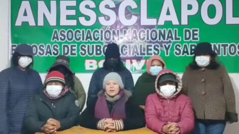 Esposas de policías exigen repliegue de efectivos