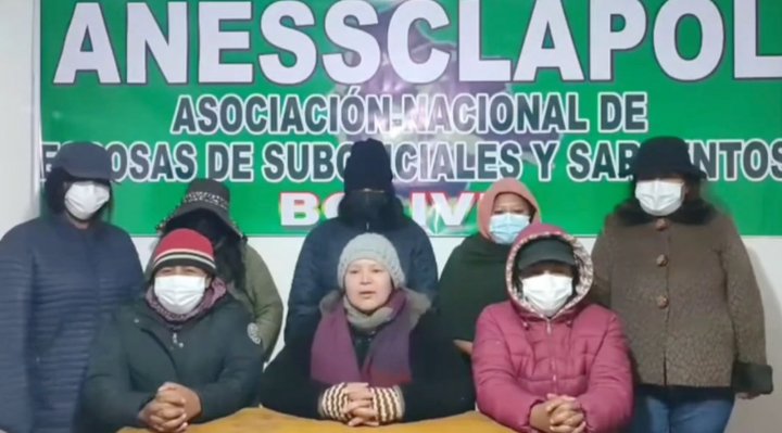 Esposas de policías exigen repliegue de efectivos