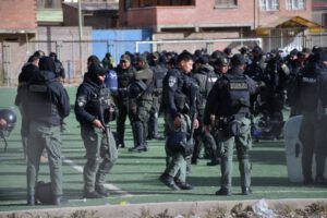 Esposas de policías exigen militarización ante violencia creciente