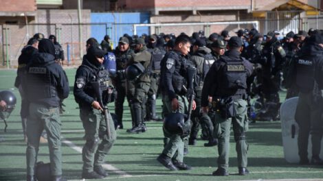 Esposas de policías exigen militarización ante violencia creciente