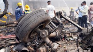Investigadores analizan causas del desastre aéreo en India