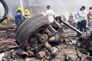 Investigadores analizan causas del desastre aéreo en India