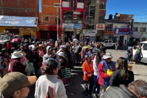 donación de alimentos y medicinas a Llallagua