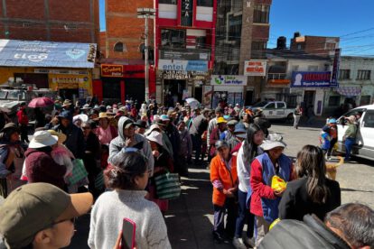 donación de alimentos y medicinas a Llallagua
