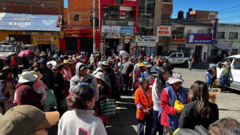 donación de alimentos y medicinas a Llallagua