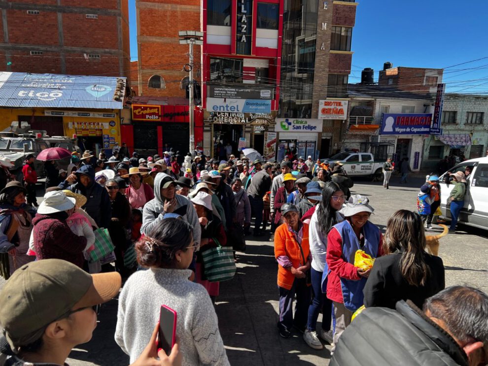 donación de alimentos y medicinas a Llallagua
