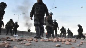 Ocho policías hospitalizados tras emboscadas en operativos de desbloqueo