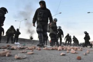 Ocho policías hospitalizados tras emboscadas en operativos de desbloqueo