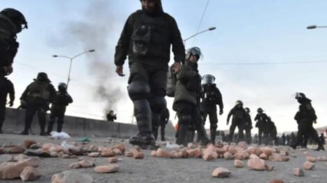 Ocho policías hospitalizados tras emboscadas en operativos de desbloqueo