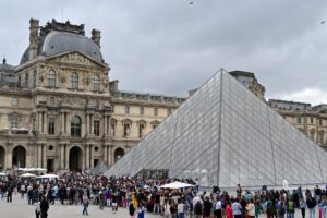 Huelga del Louvre cierra el museo y deja a turistas varados