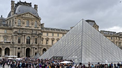 Huelga del Louvre cierra el museo y deja a turistas varados
