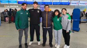 Deportistas bolivianos karate en campamento