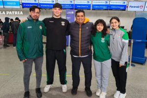 Deportistas bolivianos karate en campamento