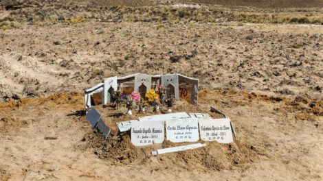 Tumba con lápidas en Cochiraya