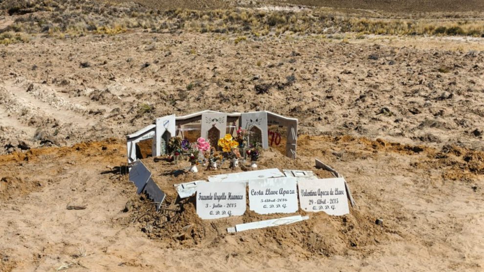 Tumba con lápidas en Cochiraya