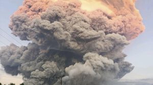 Erupción del volcán Lewotobi Laki-laki en Indonesia