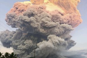 Erupción del volcán Lewotobi Laki-laki en Indonesia