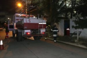 Incendio en vivienda precaria en Santa Cruz