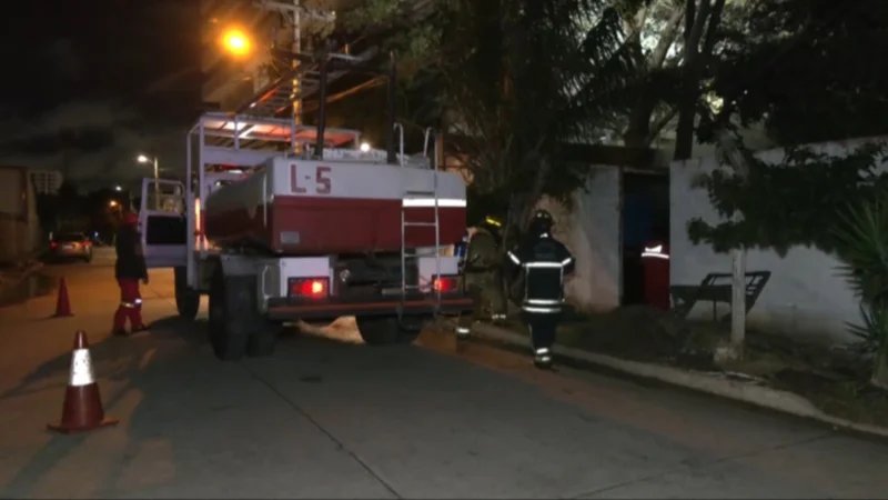 Incendio en vivienda precaria en Santa Cruz