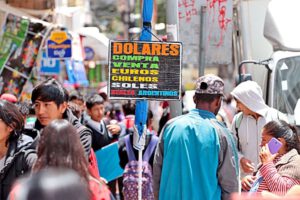 Dólar paralelo en Bolivia se estabiliza tras su pico en mayo