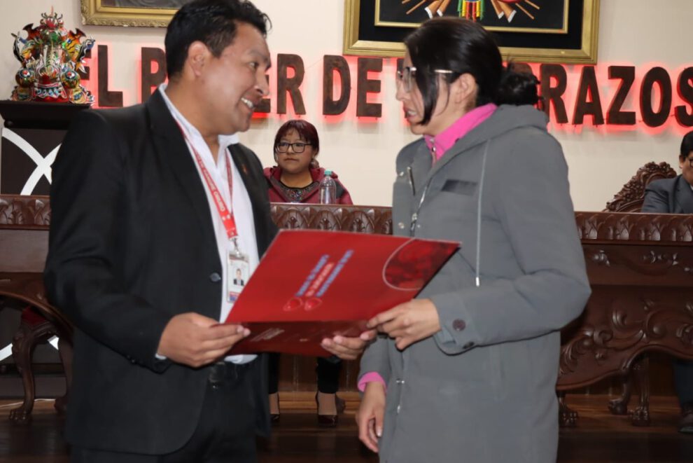 Donantes voluntarios de sangre reconocidos por su labor altruista