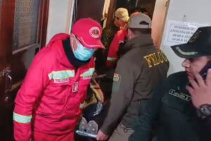 Claudia Castro fue evacuada en camilla tras sufrir un ataque epiléptico