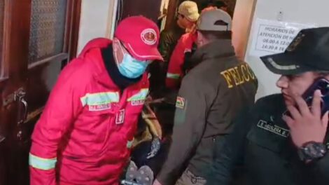 Claudia Castro fue evacuada en camilla tras sufrir un ataque epiléptico