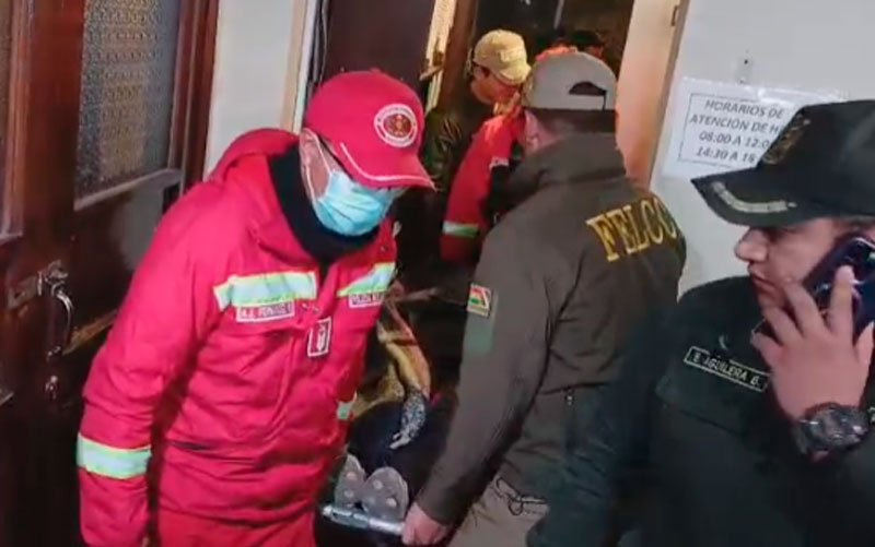 Claudia Castro fue evacuada en camilla tras sufrir un ataque epiléptico