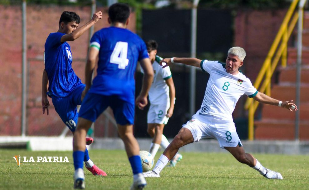 Selección boliviana Sub-17 en partido contra Uzbekistán