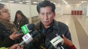 Apoyo electoral a cambio de proyectos por el senador Félix Ajpi