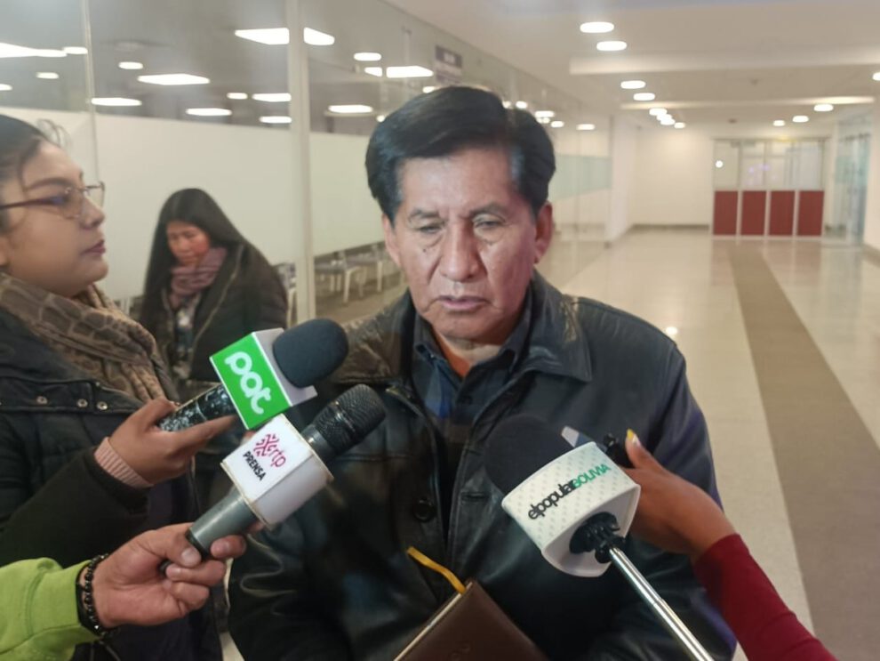 Apoyo electoral a cambio de proyectos por el senador Félix Ajpi