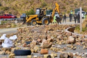 Inspección de carreteras dañadas tras bloqueos evistas